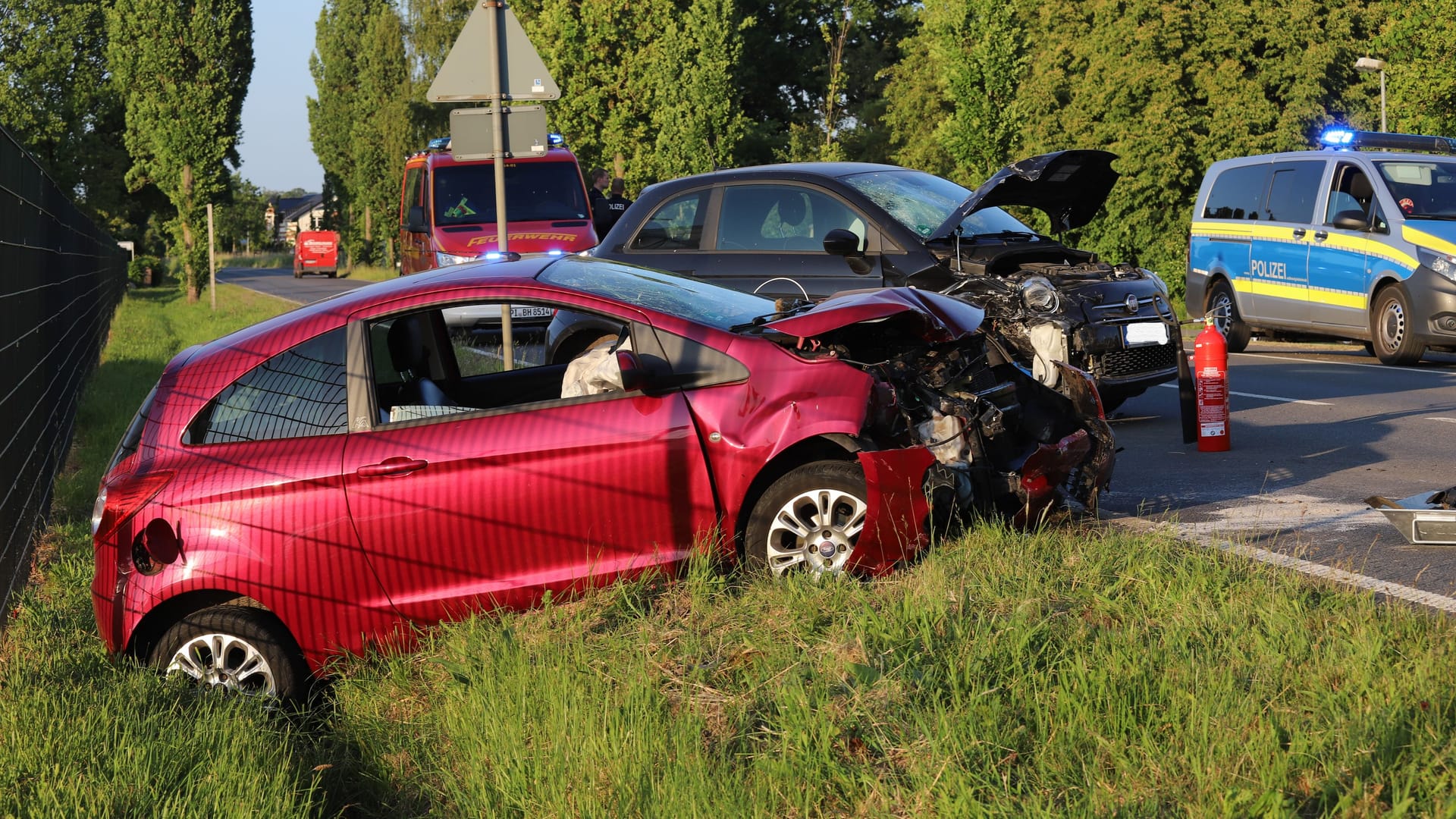 Unfall in Bokholt-Hanredder: Zwei Autos kollidierten, eins landete im Straßengraben. Unfall in Bokholt-Hanredder: Zwei Autos kollidierten, eins landete im Straßengraben.