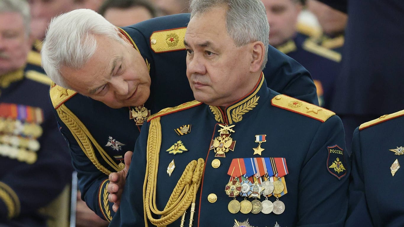 Russlands Verteidigungsminister Sergej Schoigu (r.) bei der Vereidigung von Absolventen der Militärakademie in Moskau.