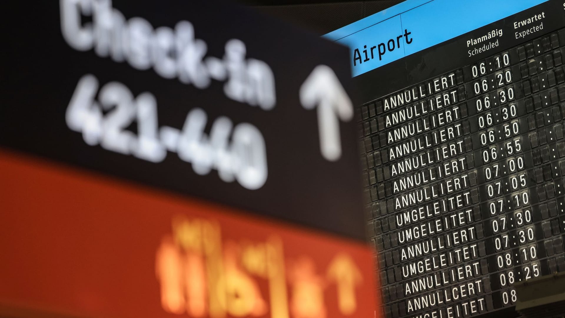 Eine Anzeigetafel in einem Flughafen: Reiseveranstalter müssen Reisende rechtzeitig über Änderungen informieren.