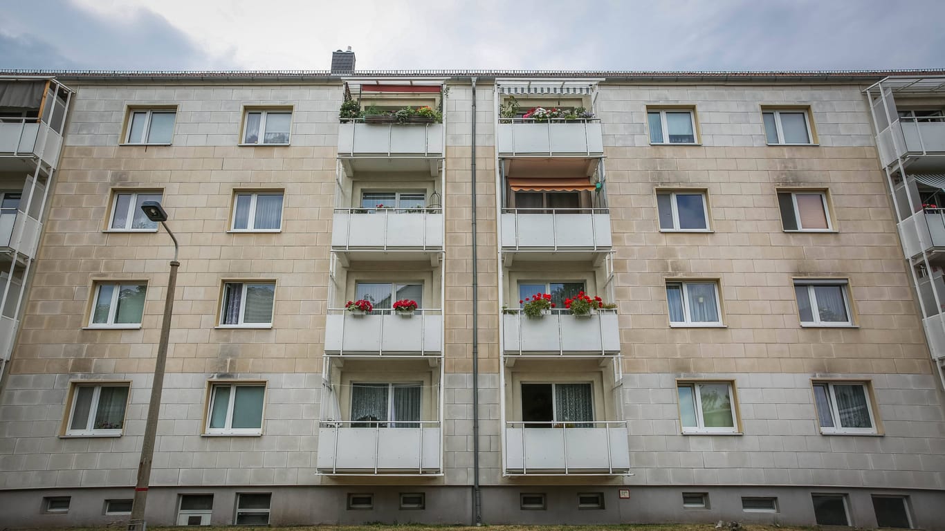 Plattenbauten in Dresden (Symbolfoto): In Dresden warf eine Mutter ihre Kinder vom Balkon.