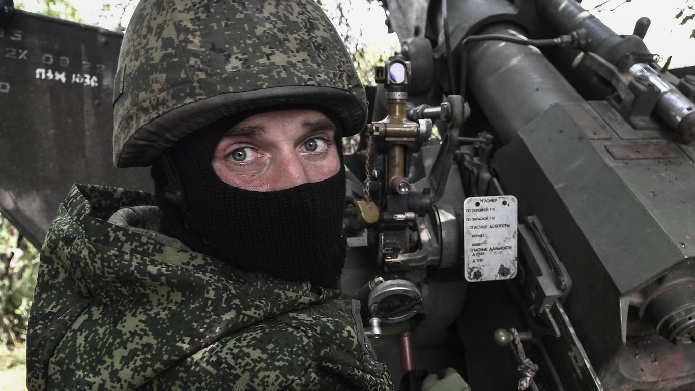 Ein russischer Soldat bereitet den Abschuss einer Rakete gegen eine ukrainische Position vor: Die Meinungen zur Ukraine sind in Russlands Armee sehr unterschiedlich, sagt ein Deserteur.