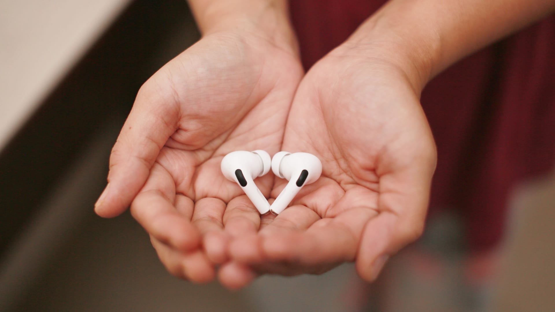 Airpods-Kopfhörer in den Händen (Symbolbild): Mit der Ortung konnte der Dieb lokalisiert werden.