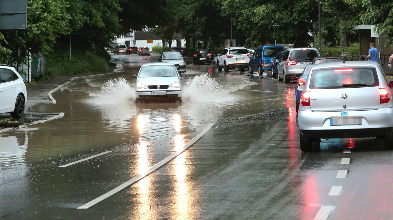 Autos fahren über überschwemmte Fahrbahnen (Symbolbild): In Soest musste die Feuerwehr bis zu 20 Einsätzen ausrücken.