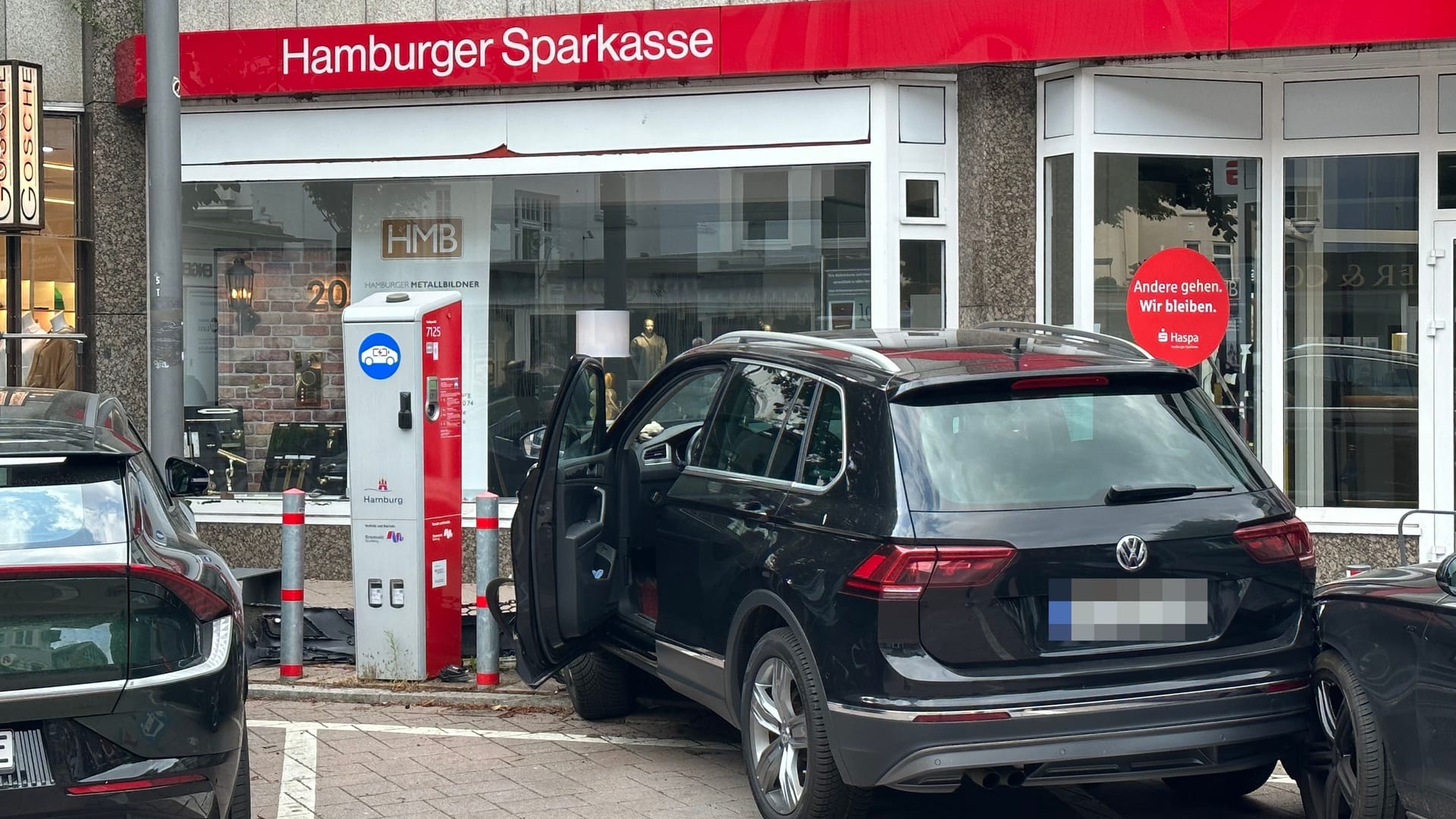 Ohne Poller wäre dieses Auto vermutlich in der Sparkasse gelandet.