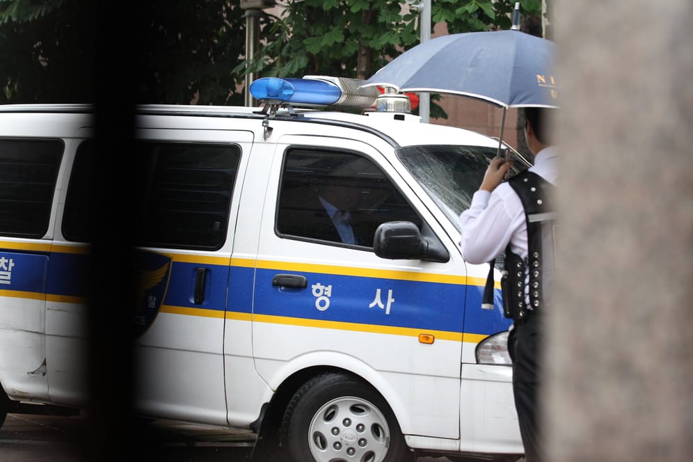 Ein südkoreanisches Polizeifahrzeug steht vor einem Haus (Archivbild): In Busan soll eine Frau ihre Opfer ermordet haben, weil sie wissen wollte, wie ein Verbrechen ablaufe.