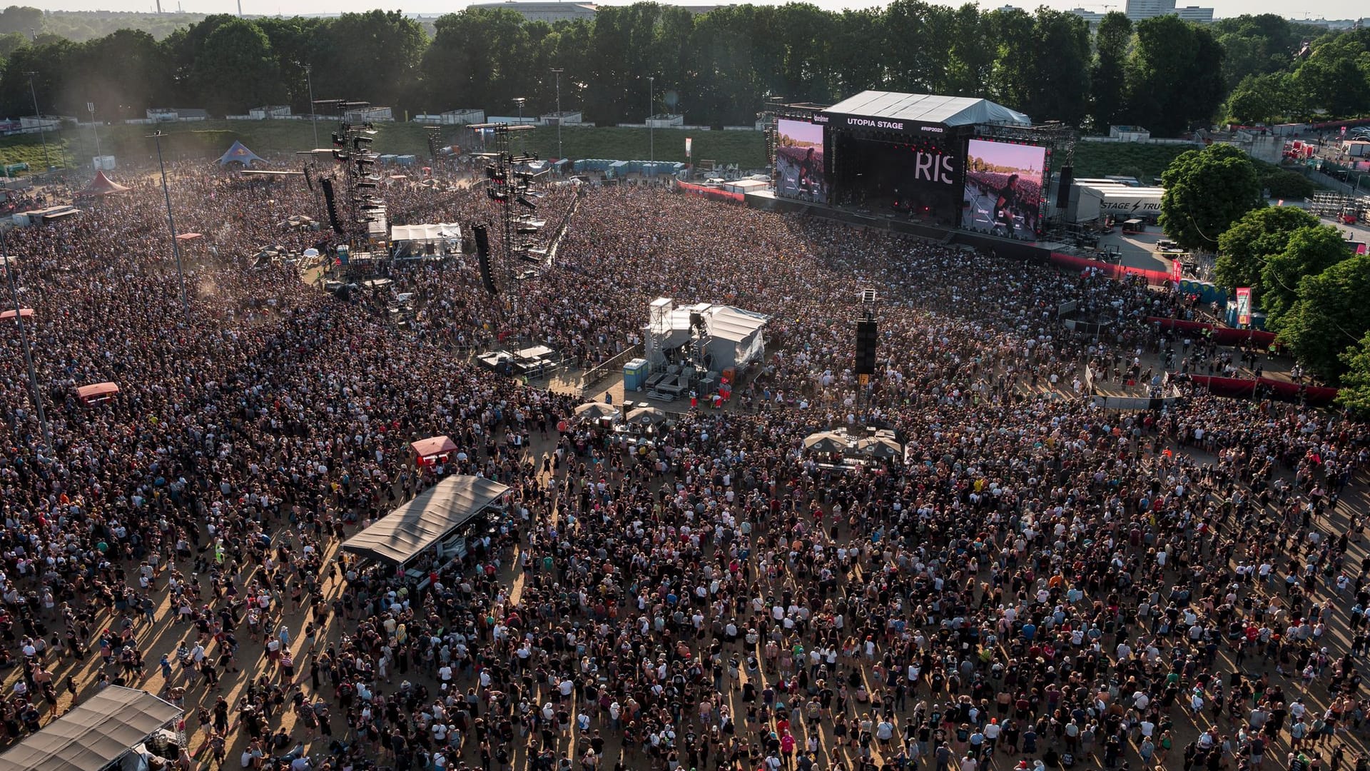 Publikum beim Auftritt der Band Rise Against: Insgesamt zählten die Veranstalter 70.000 Besucher bei Rock im Park.