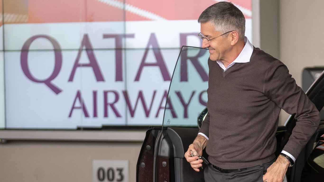 Die Zusammenarbeit mit Qatar Airways brachte dem FC Bayern jährlich bis zu 25 Millionen Euro: Die Fans waren von der Kooperation allerdings trotzdem wenig begeistert.