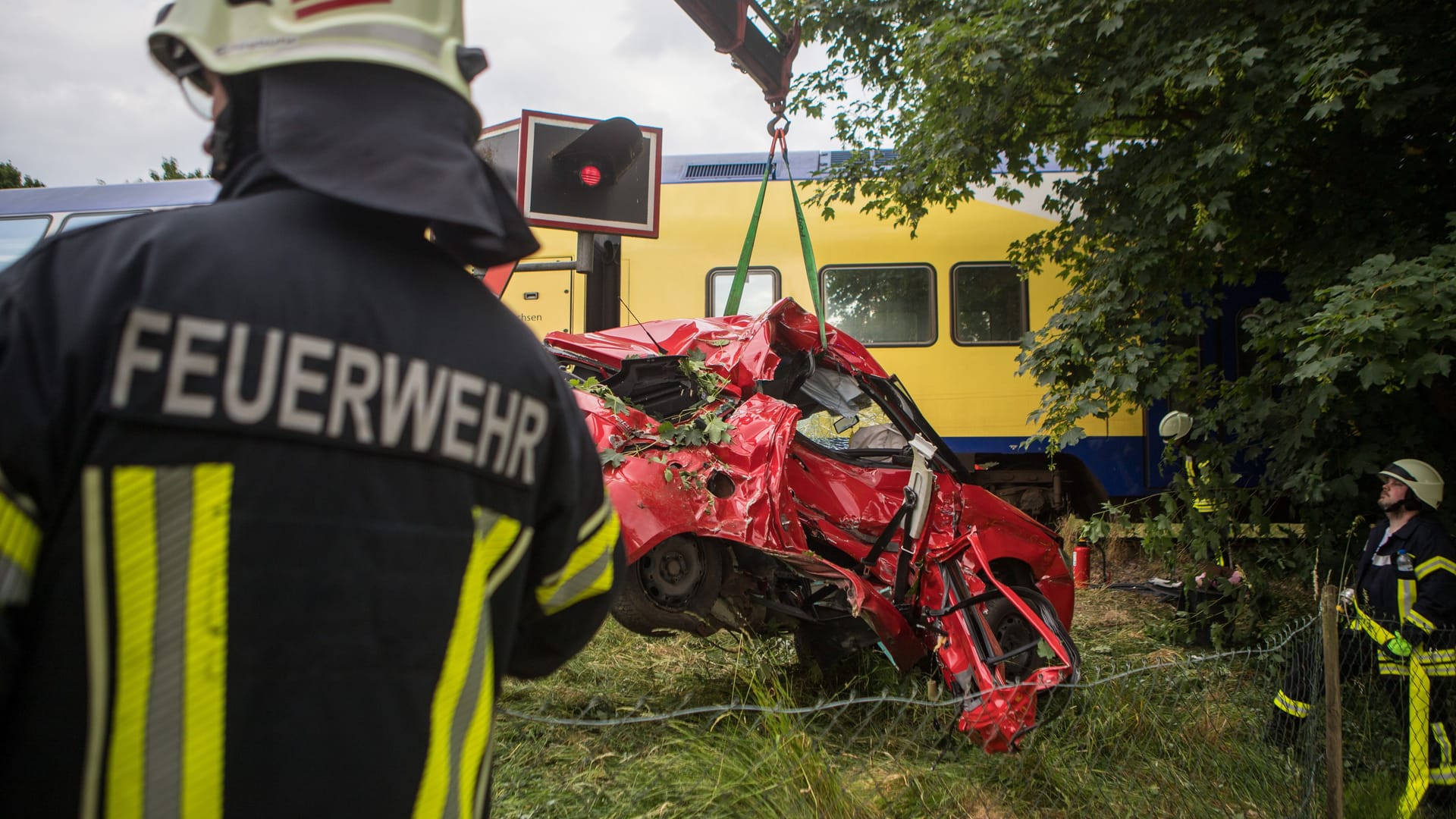Das Wrack wird geborgen: Laut Polizei überlebte die Fahrerin den Unfall. Das Wrack wird geborgen: Laut Polizei überlebte die Fahrerin den Unfall.