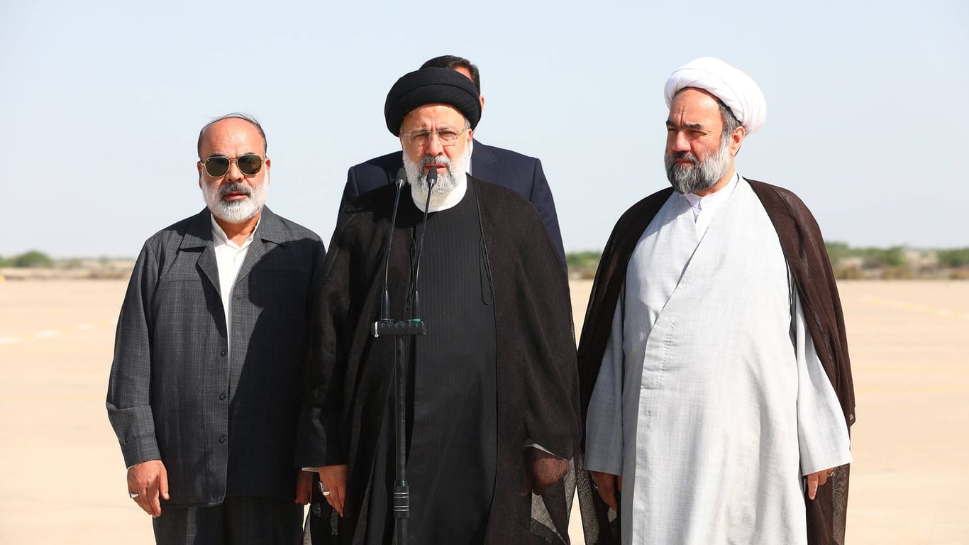 Der iranische Präsident Raisi (Mitte) in Sistan und Belutschistan: Der Machthaber sprach eine deutliche Warnung an das Nachbarland aus.