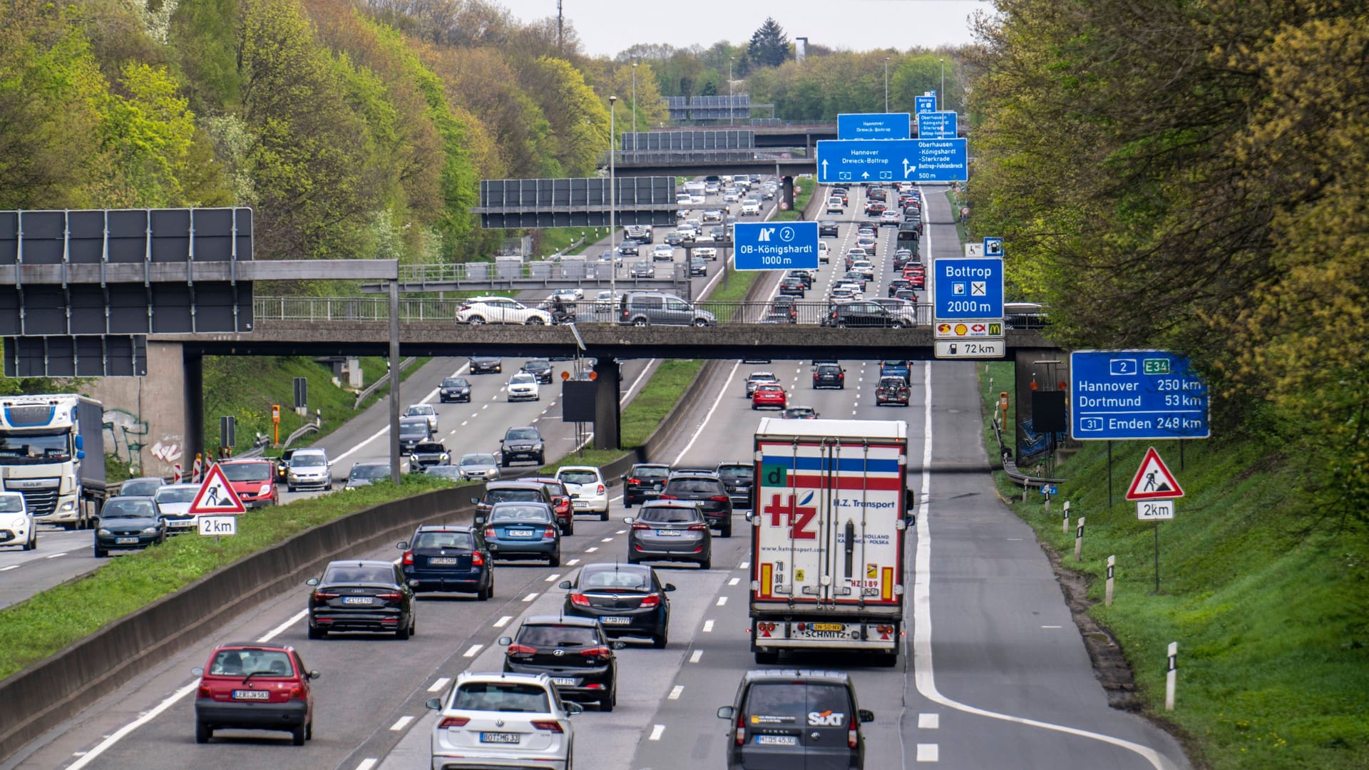 Lange Schlange auf der A2 im Ruhrgebiet (Symbolfoto): Am Mittwoch werden viele Staus in NRW erwartet.