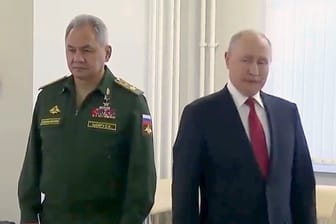 Wladimir Putin zeigt Sergeij Schoigu die kalte Schulter. Muss der Verteidigungsminister gehen?