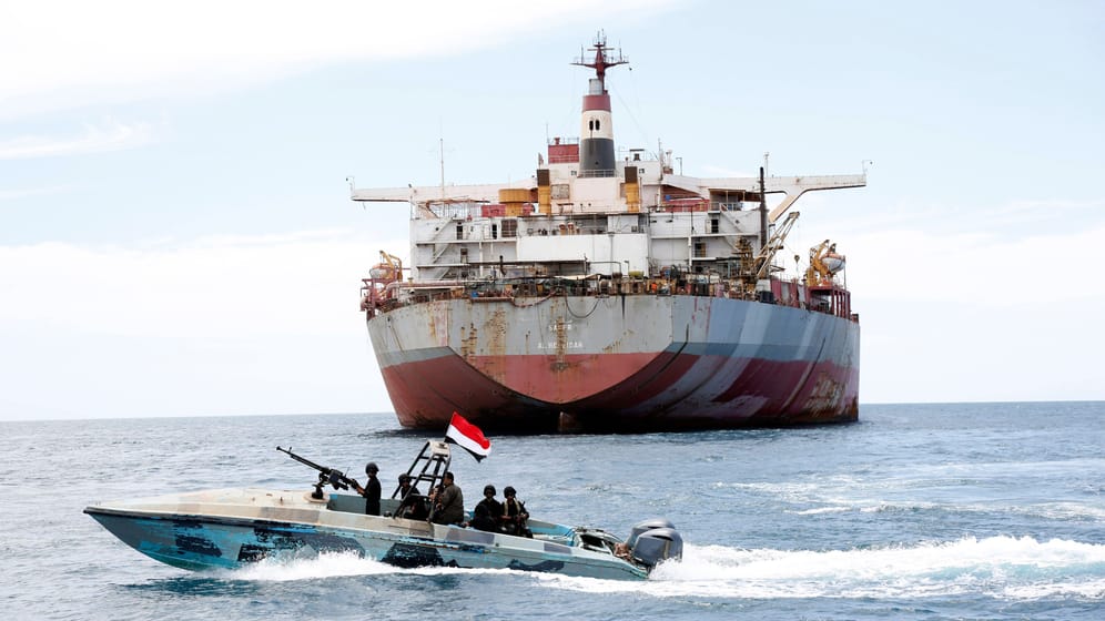 Ein Boot der jemenitischen Küstenwache patrouilliert in der Nähe der Safer.