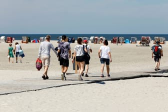 Touristen am Strand von Amrum: Die Nordseeinsel ist in diesem Jahr besonders beliebt bei innerdeutschen Urlaubern.