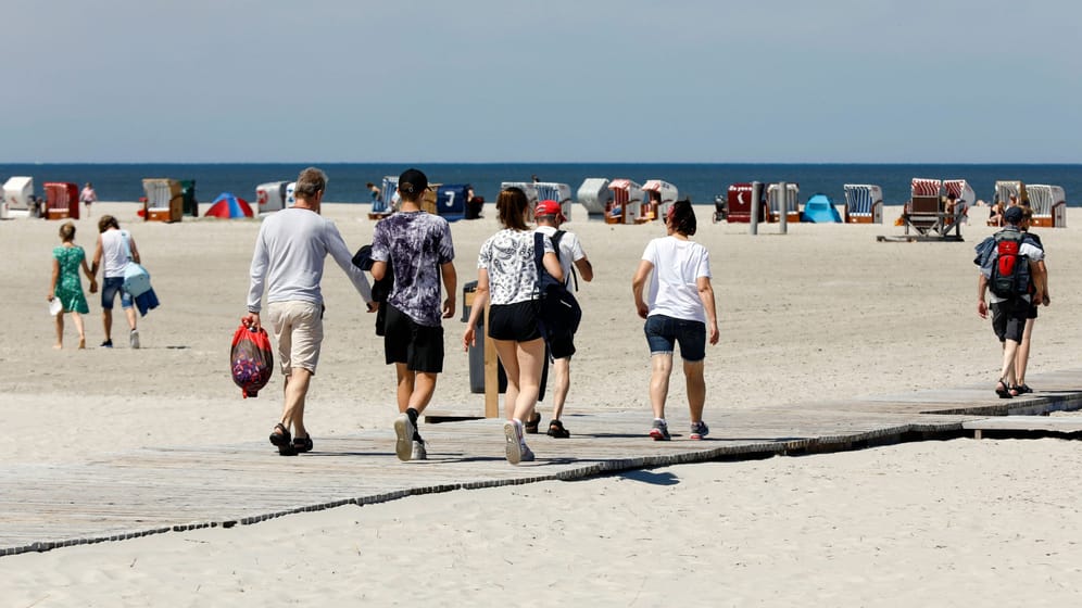 Touristen am Strand von Amrum: Die Nordseeinsel ist in diesem Jahr besonders beliebt bei innerdeutschen Urlaubern.