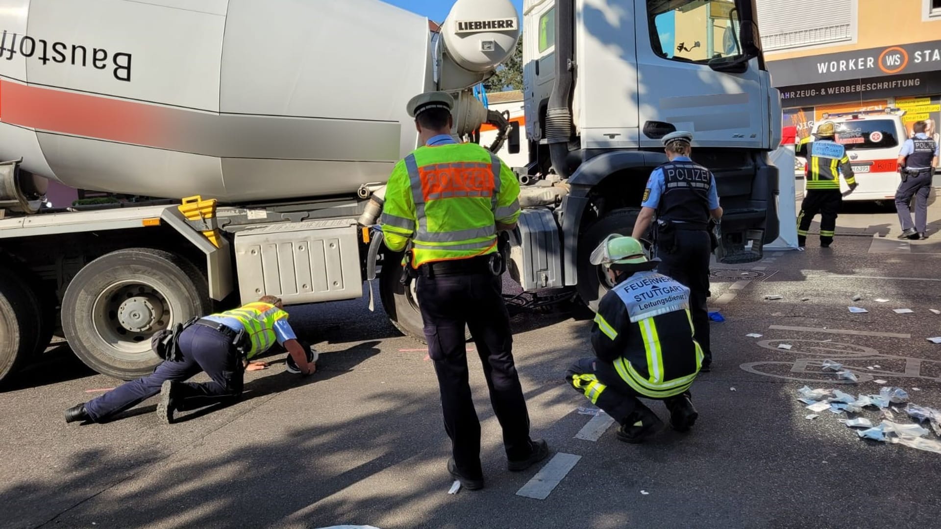 Polizisten untersuchen am Unfallort den Betonmischer.