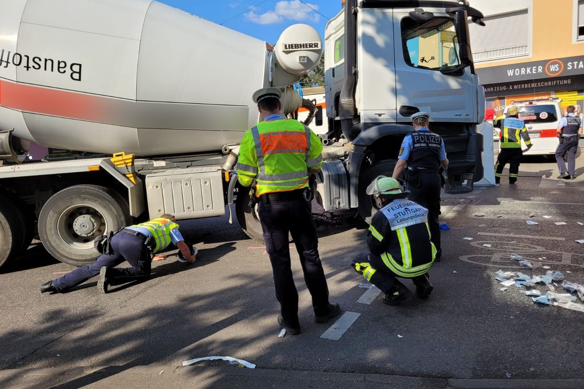 Polizisten untersuchen am Unfallort den Betonmischer.