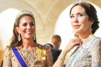Prinzessin Kate und Prinzessin Mary: Die beiden unterhielten sich beim Hochzeitsempfang in Jordanien.