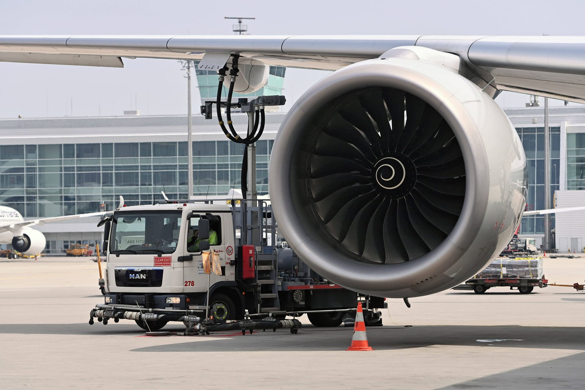 Ein Flugzeug wird am Flughafen München getankt: Nachhaltiges Kerosin ist der Hoffnungsträger für grünes Fliegen.