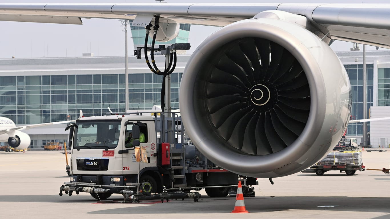 Ein Flugzeug wird am Flughafen München getankt: Nachhaltiges Kerosin ist der Hoffnungsträger für grünes Fliegen.