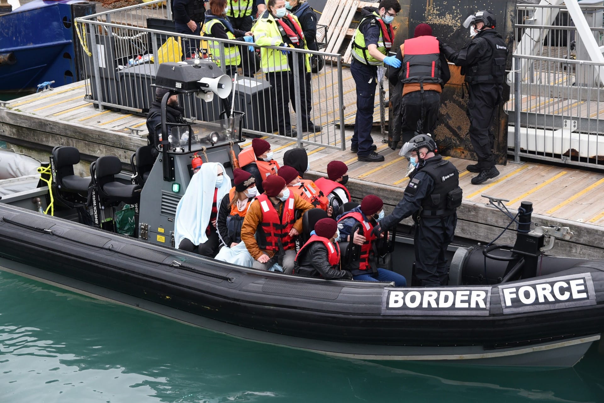 Britische Grenzbeamte nehmen Menschen fest, die auf einem Boot nach Dover gelangt sind: Egal, wie die Chancen auf Asyl stehen, die Regierung wollte jeden, der unregistriert über das Meer kommt, nach Ruanda abschieben.