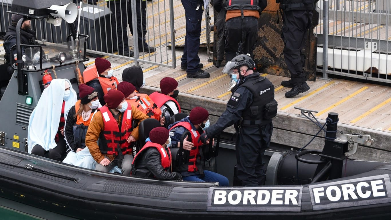 Britische Grenzbeamte nehmen Menschen fest, die auf einem Boot nach Dover gelangt sind: Egal, wie die Chancen auf Asyl stehen, die Regierung wollte jeden, der unregistriert über das Meer kommt, nach Ruanda abschieben.