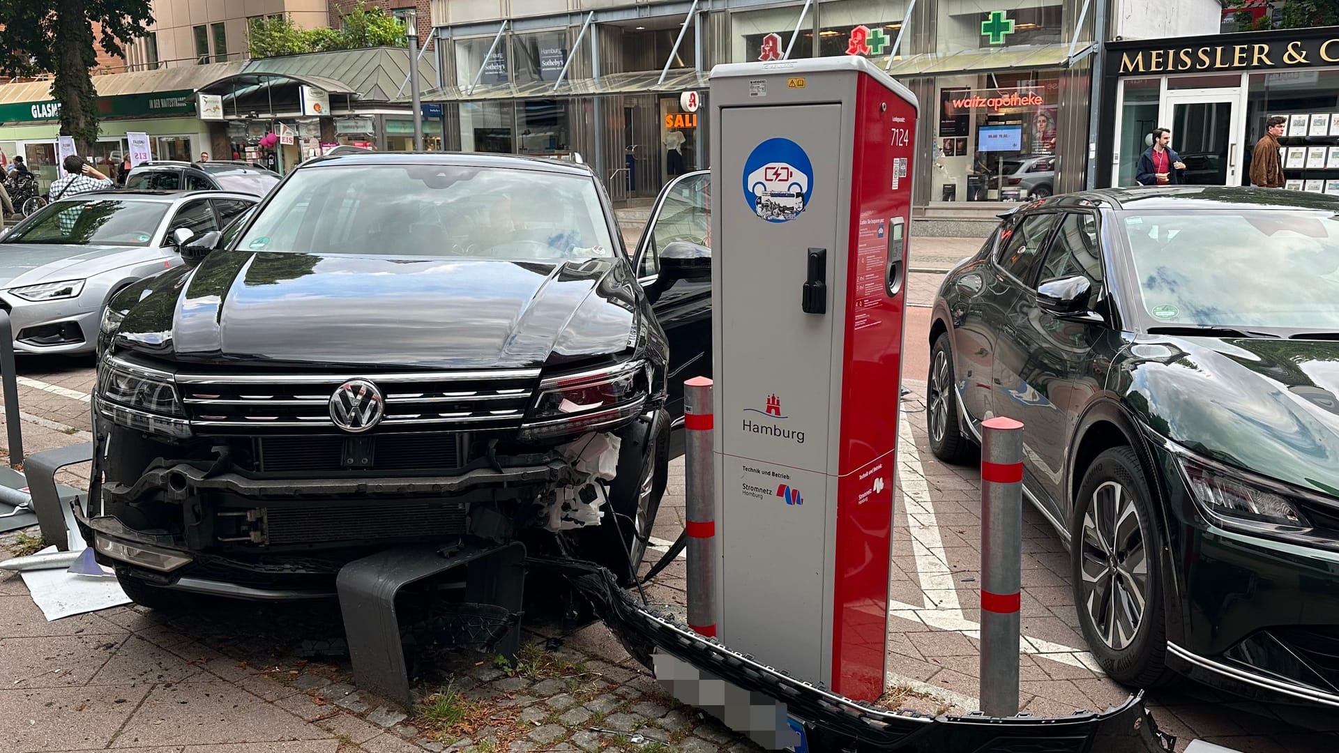 Ein SUV rammt einen Poller in der Waitzstraße: Einmal mehr hat es in der berüchtigten Straße gekracht. Ein SUV rammt einen Poller in der Waitzstraße: Einmal mehr hat es in der berüchtigten Straße gekracht.