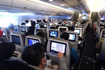 Flugzeugkabine: Die meisten Keime lauern nicht etwa auf der Toilette, sondern direkt am Sitzplatz.