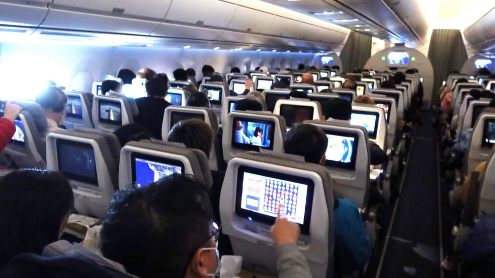 Flugzeugkabine: Die meisten Keime lauern nicht etwa auf der Toilette, sondern direkt am Sitzplatz.