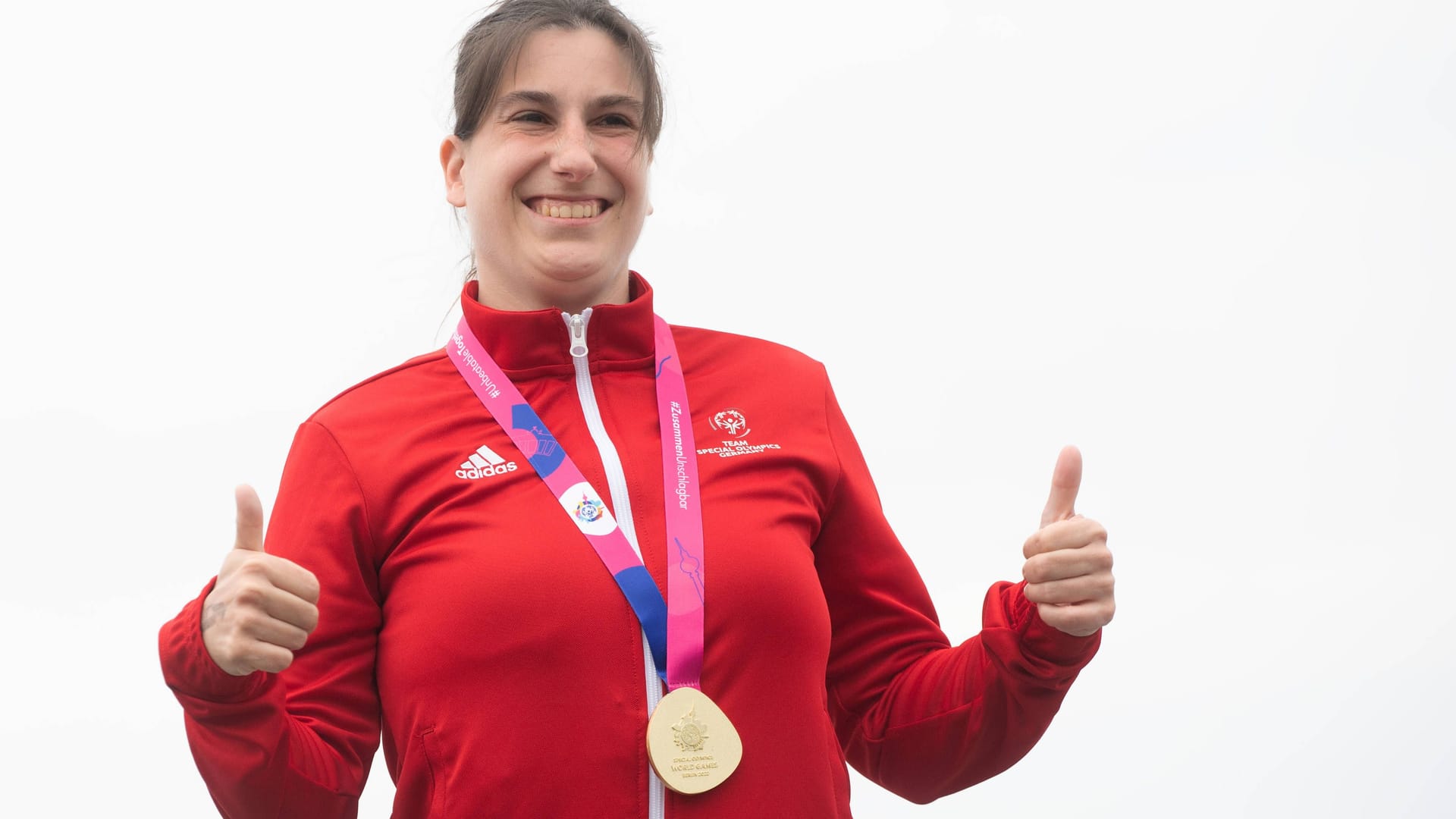 Patrizia Spaulding mit ihrer Goldmedaille im Freiwasserschwimmen (Archivbild): Auch der deutschen Lagen-Staffel sicherte sie den ersten Platz.