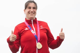 Patrizia Spaulding mit ihrer Goldmedaille im Freiwasserschwimmen (Archivbild): Auch der deutschen Lagen-Staffel sicherte sie den ersten Platz.