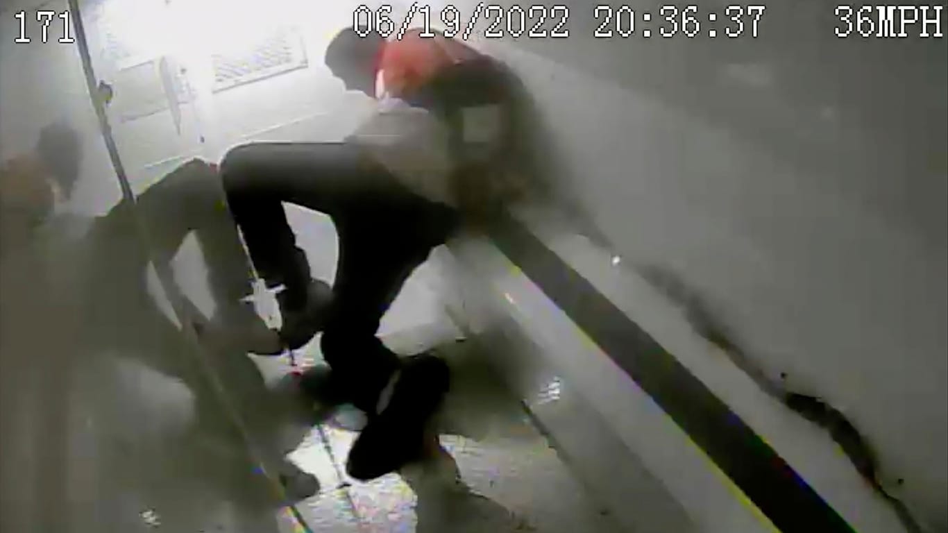 Szene aus dem Überwachungsvideo: Randy Cox knallte so schwer mit dem Kopf gegen die Wand, dass er seither gelähmt ist.