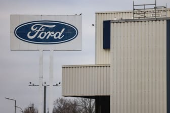 Ein Logo von Ford steht auf dem Werksgelände (Archivbild): In Köln will Ford bald E-Autos produzieren.