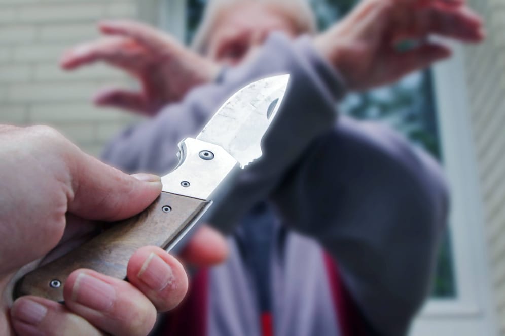 Eine Frau wird mit einem Messer bedroht (Symbolbild): Zwei Männer haben am Wiener Platz eine Seniorin beraubt.