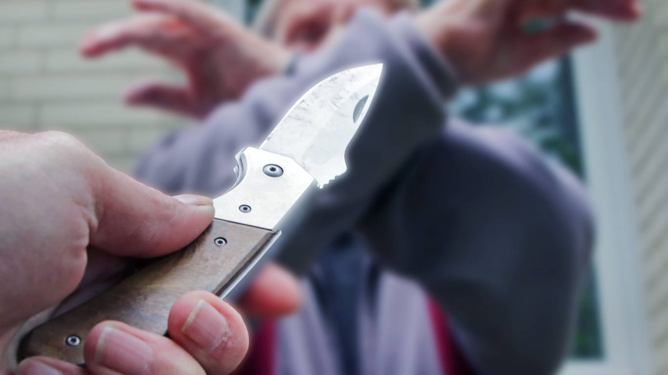 Eine Frau wird mit einem Messer bedroht (Symbolbild): Zwei Männer haben am Wiener Platz eine Seniorin beraubt.