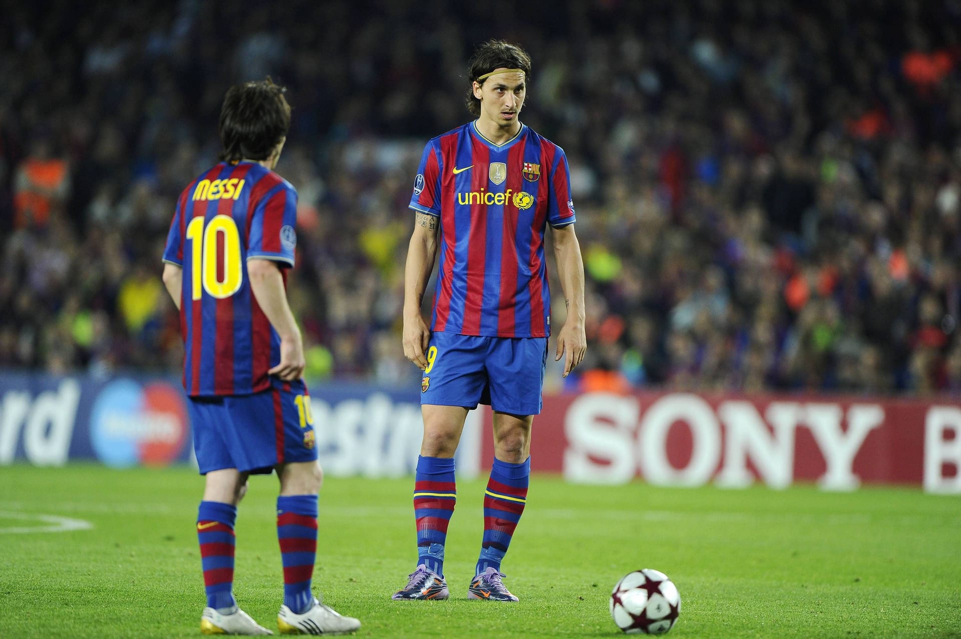 Lionel Messi und Zlatan Ibrahimović (r.): Der Schwede spielte bei mehreren europäischen Topklubs.