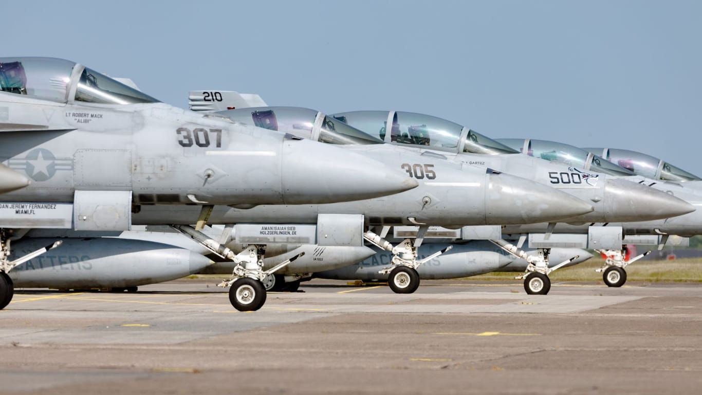 Jets vom Typ F18 der US-Marine parken auf dem Luftwaffenstützpunkt Hohn: Sie werden an der Übung "Air Defender 23" teilnehmen.