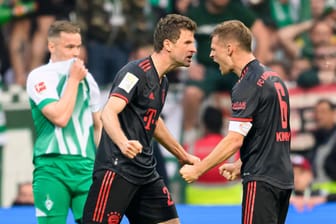 Thomas Müller (m.) und Joshua Kimmich (r.) beim Auswärtsspiel in Bremen: Im August geht es für den FC Bayern wieder in den Norden.