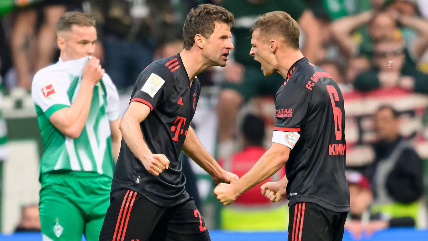 Thomas Müller (m.) und Joshua Kimmich (r.) beim Auswärtsspiel in Bremen: Im August geht es für den FC Bayern wieder in den Norden.
