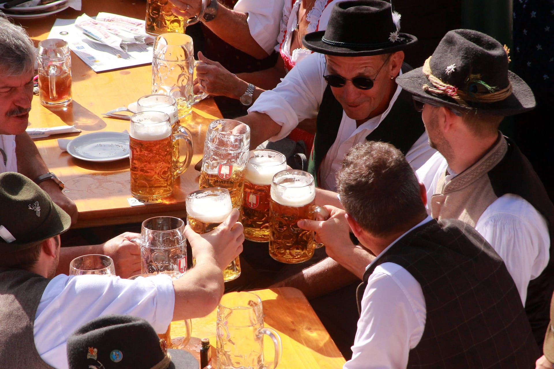 Besuchergruppe beim gemeinsamen Zuprosten auf dem Oktoberfest (Archivbild): Auch 2023 wird das Bier auf der Wiesn wieder teurer.