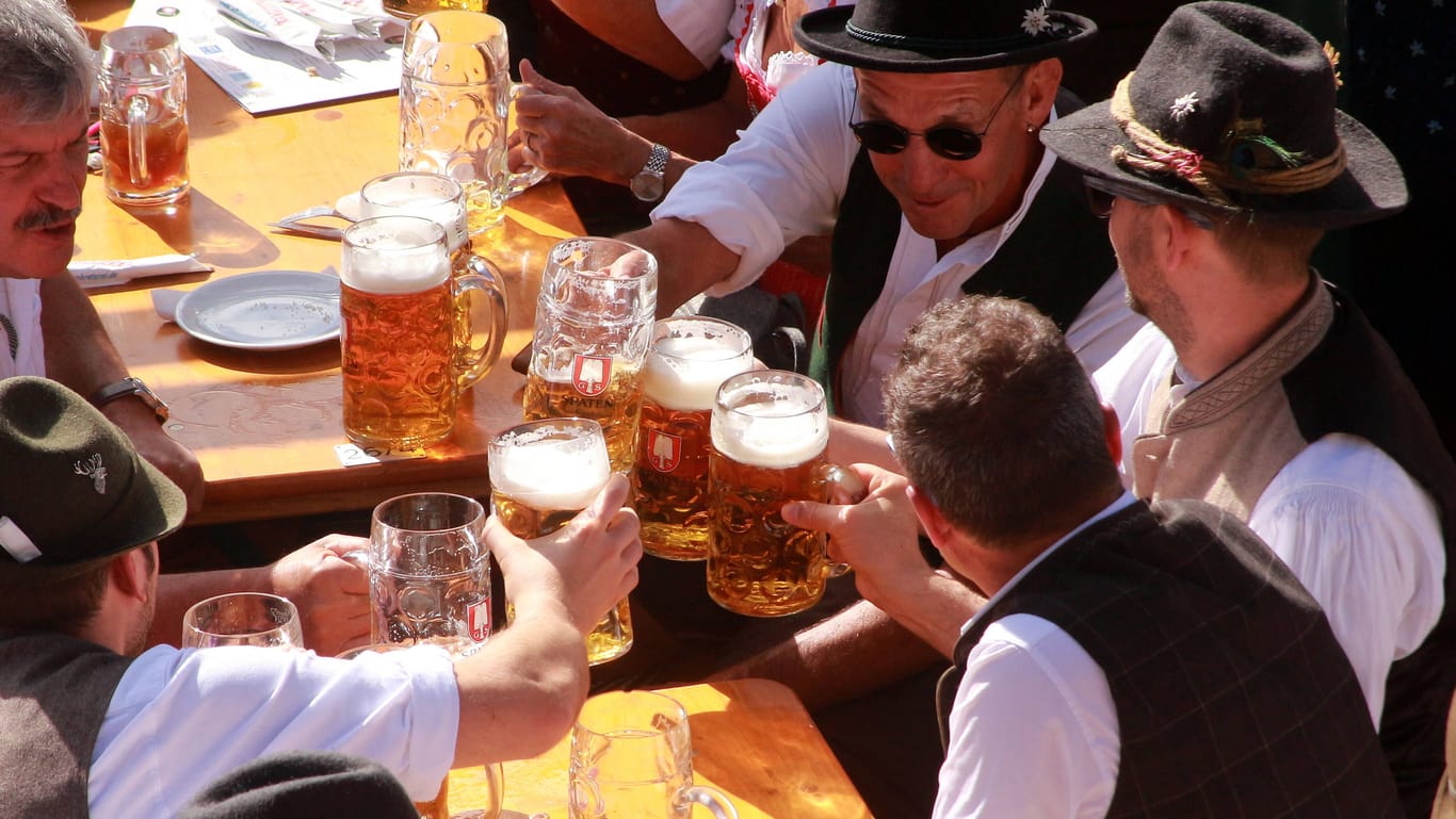 Besuchergruppe beim gemeinsamen Zuprosten auf dem Oktoberfest (Archivbild): Auch 2023 wird das Bier auf der Wiesn wieder teurer.