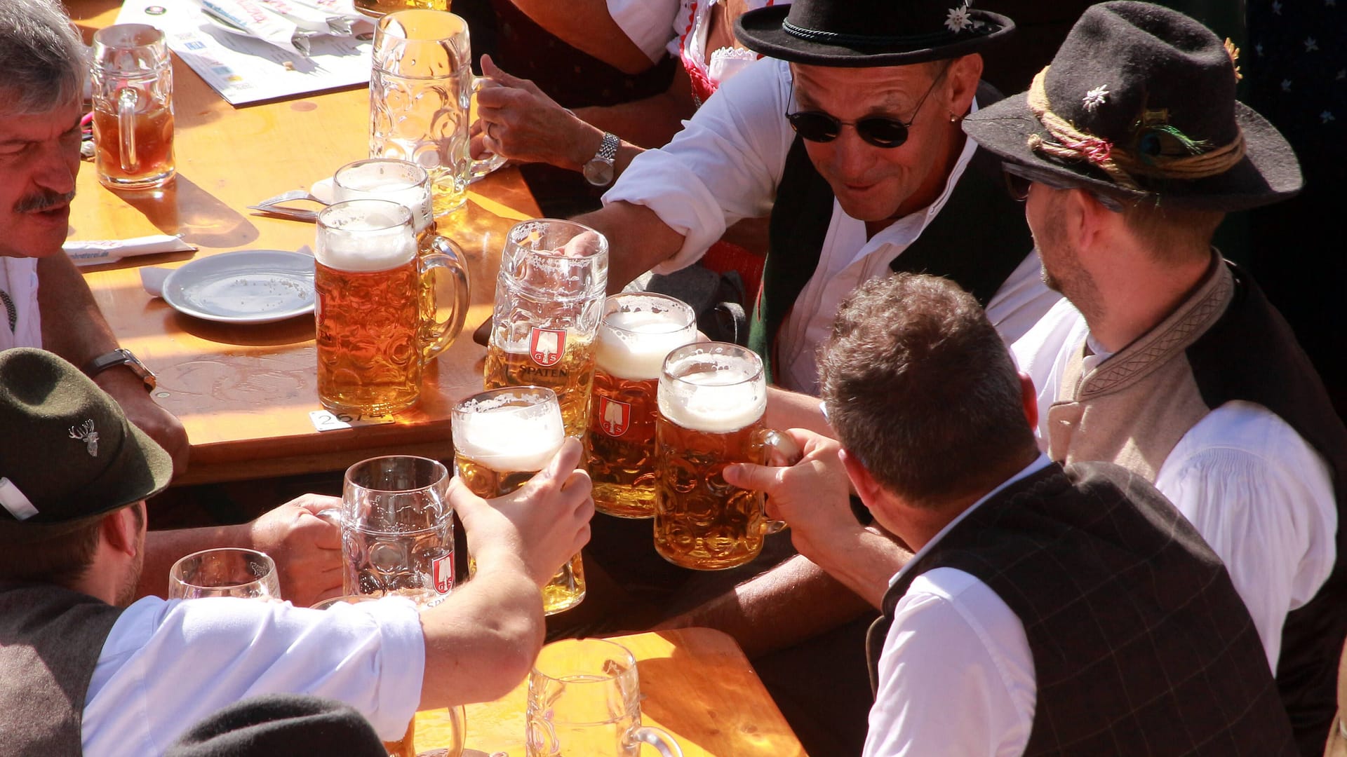 Besuchergruppe beim gemeinsamen Zuprosten auf dem Oktoberfest (Archivbild): Auch 2023 wird das Bier auf der Wiesn wieder teurer.