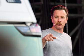 Ewan McGregor: Der britische Schauspieler und VW-Markenbotschafter beim VW-Bus-Festival auf dem Messegelände Hannover.
