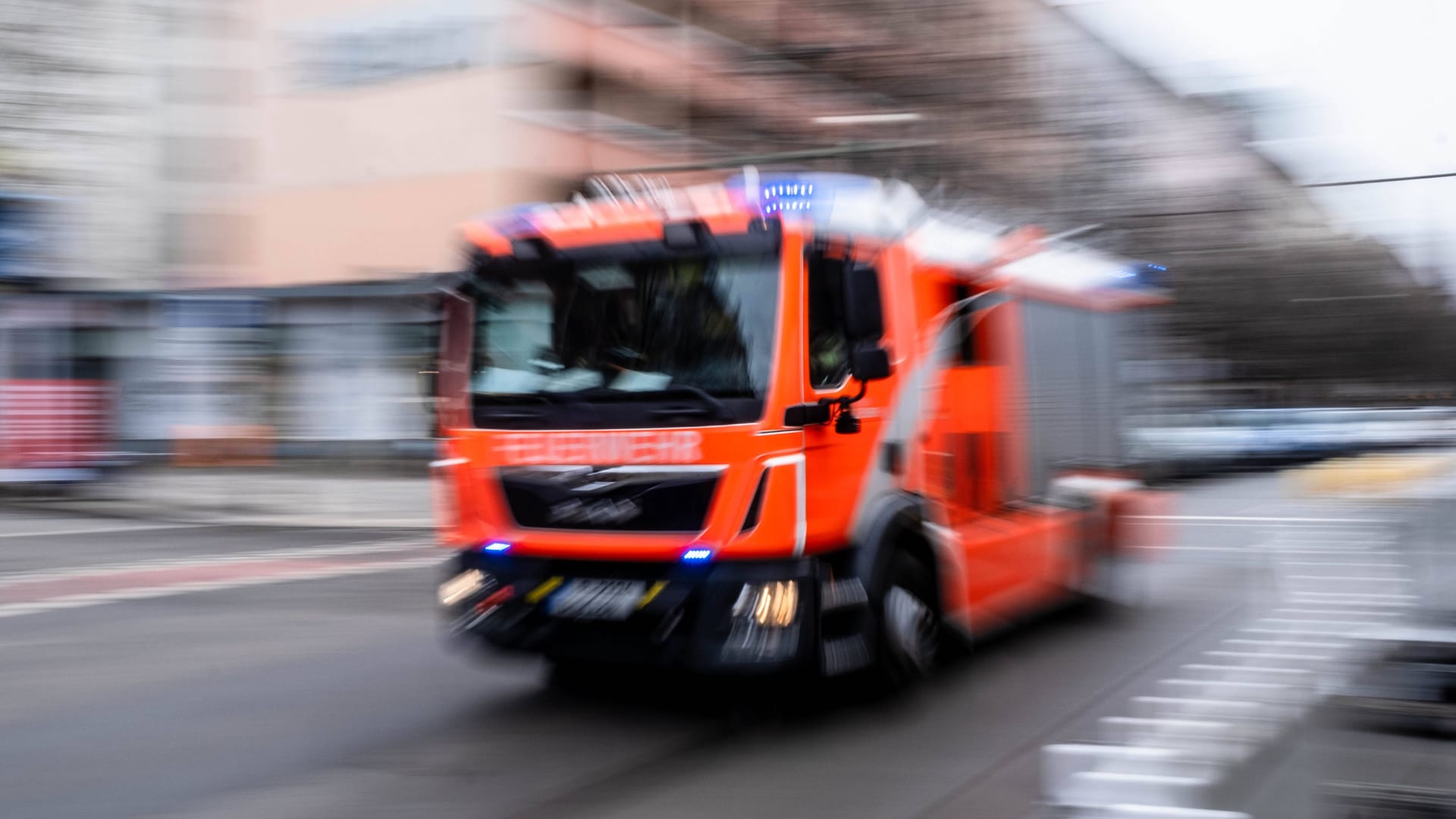 Löschfahrzeug der Feuerwehr (Archivbild): In Berlin-Mitte ist ein größeres Feuer ausgebrochen. Löschfahrzeug der Feuerwehr (Archivbild): In Berlin-Mitte ist ein größeres Feuer ausgebrochen.
