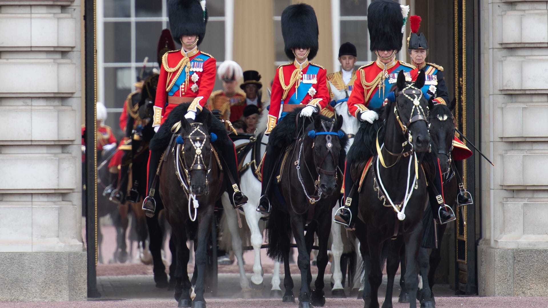 Köing Charles III., gefolgt von Prinz William, Prinz Edward und Prinzessin Anne