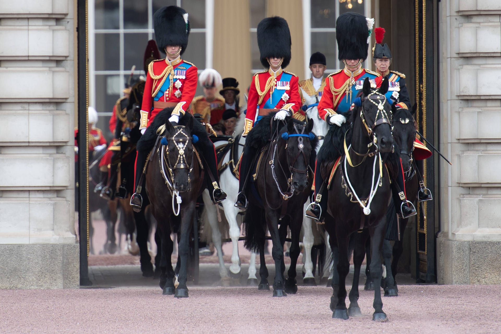 Köing Charles III., gefolgt von Prinz William, Prinz Edward und Prinzessin Anne