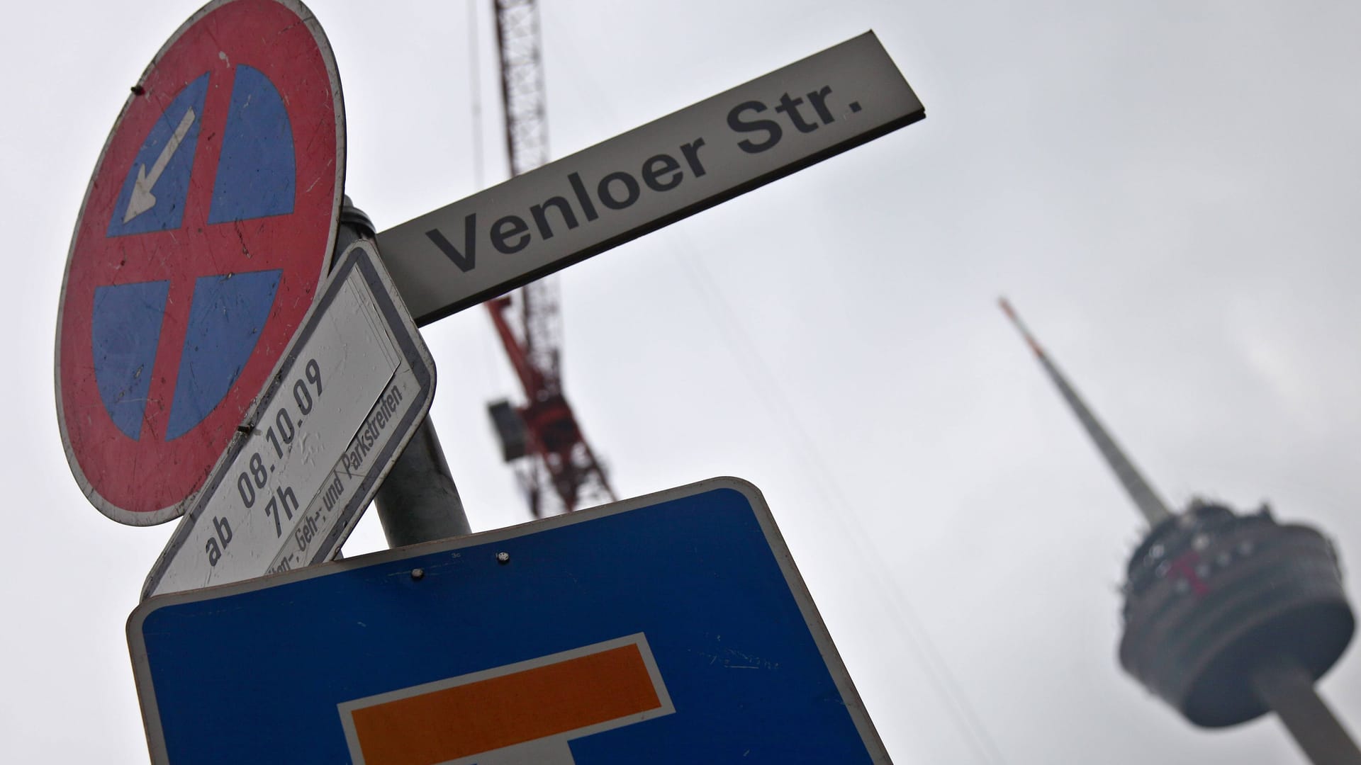Ein Straßenschild mit der Aufschrift Venloer Straße: Straßen und Plätze in Köln könnten künftig überwiegend nach Frauen benannt werden.