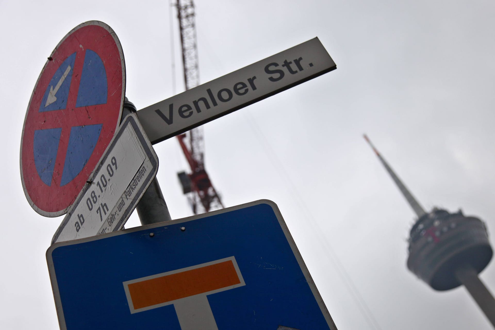 Ein Straßenschild mit der Aufschrift Venloer Straße: Straßen und Plätze in Köln könnten künftig überwiegend nach Frauen benannt werden.