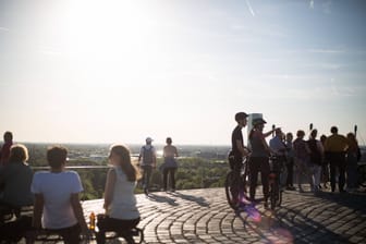 Blick über den Olympiapark (Archivbild): Er ist der beliebteste Ort für Sommerschwärmer in München.
