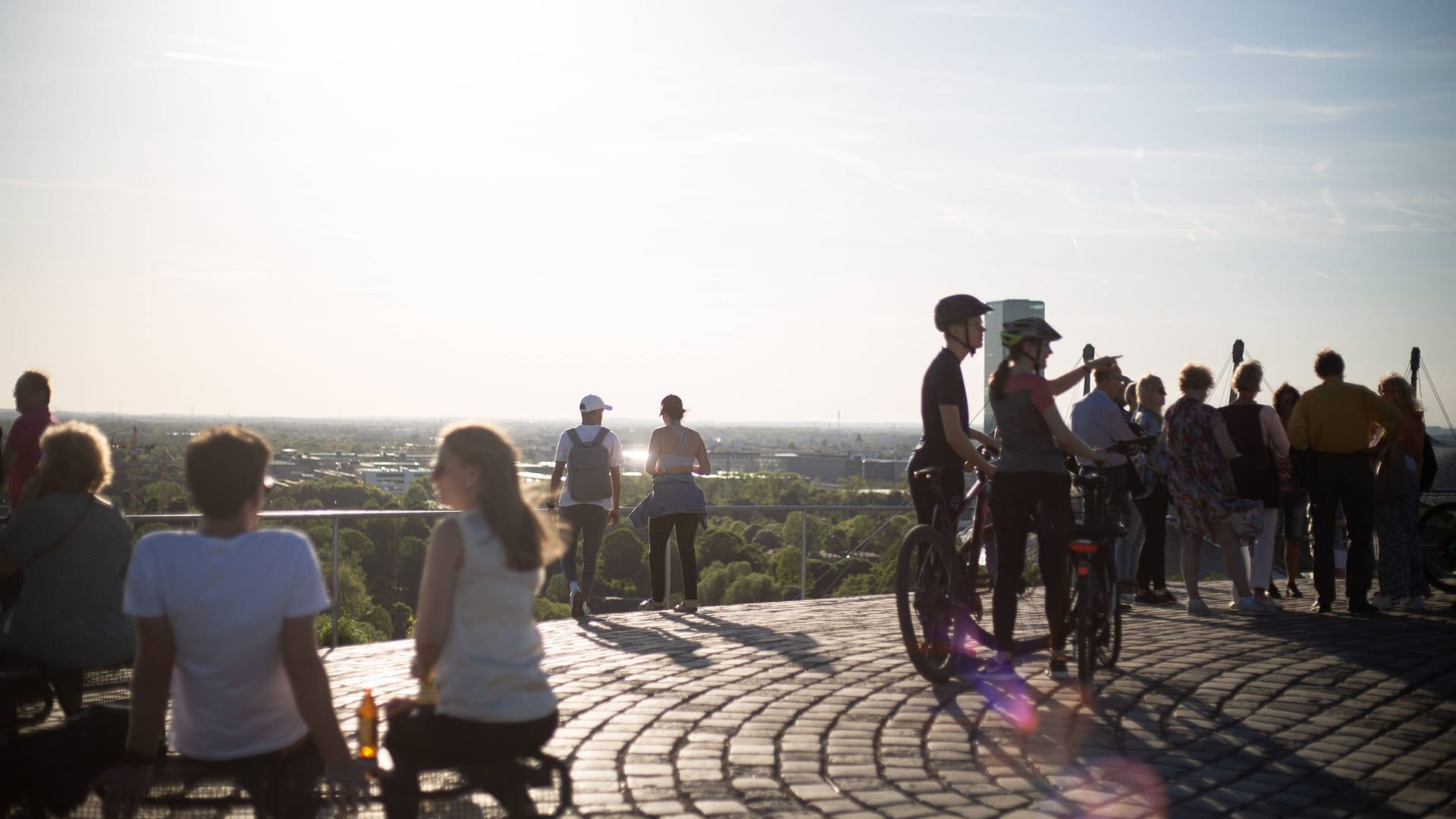 Blick über den Olympiapark (Archivbild): Er ist der beliebteste Ort für Sommerschwärmer in München.