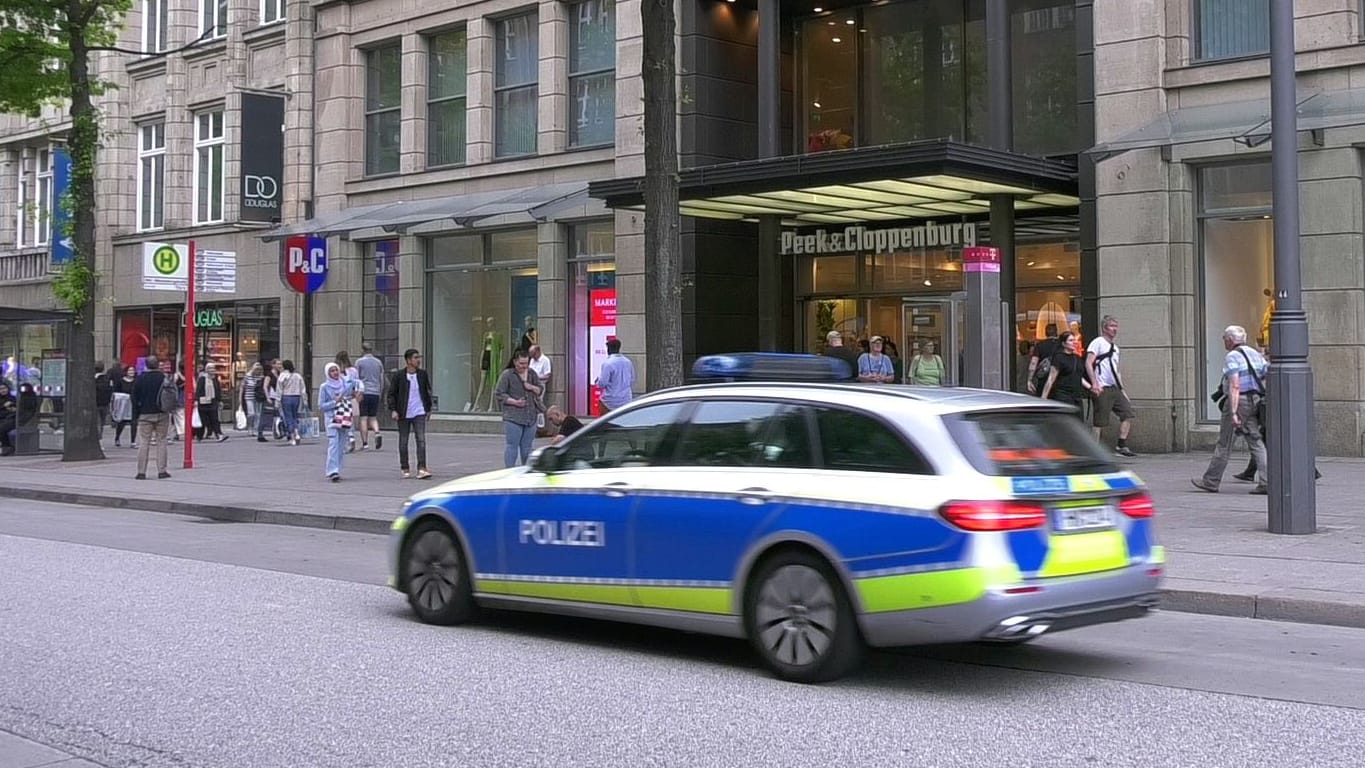 Ein Polizeiwagen fährt auf der Mönkebergstraße: In Kaufhaus von "Peek und Cloppenburg" wurde ein Leichnam gefunden. Ein Polizeiwagen fährt auf der Mönkebergstraße: In Kaufhaus von "Peek und Cloppenburg" wurde ein Leichnam gefunden.